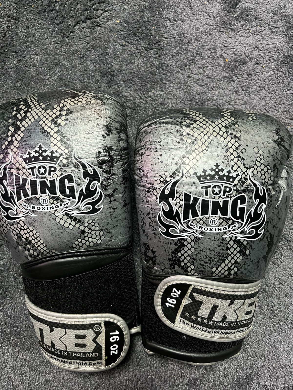 Top King TKB Super Snake Boxing Gloves 16oz Silver/Black